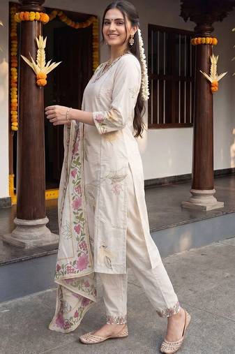 Women Floral Printed Regular Kurta with Trousers & With Dupatta
