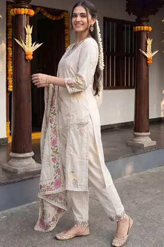 Women Floral Printed Regular Kurta with Trousers & With Dupatta