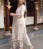 Women Floral Printed Regular Kurta with Trousers & With Dupatta