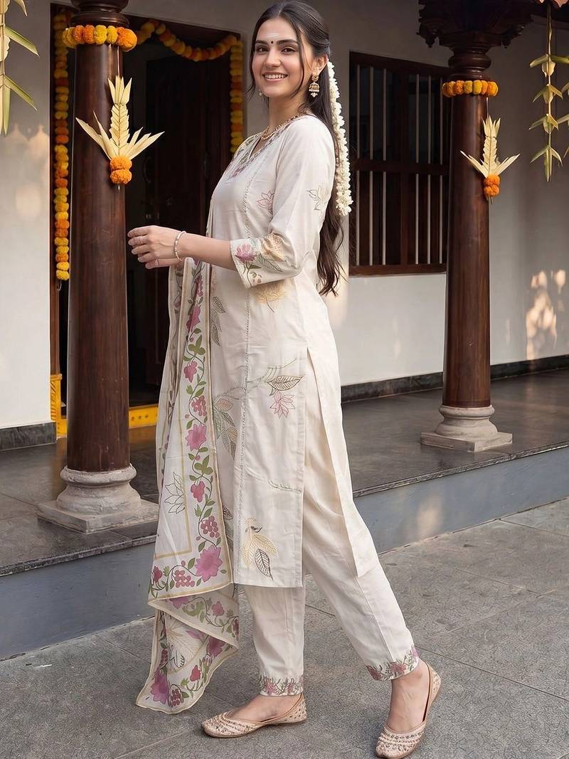 Women Floral Printed Regular Kurta with Trousers & With Dupatta