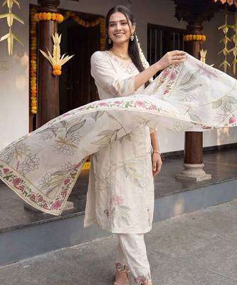 Women Floral Printed Regular Kurta with Trousers & With Dupatta 3