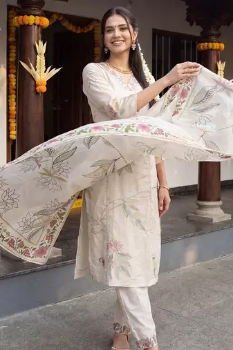 Women Floral Printed Regular Kurta with Trousers & With Dupatta