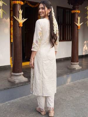 Women Floral Printed Regular Kurta with Trousers & With Dupatta 4