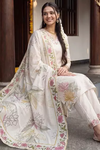 Women Floral Printed Regular Kurta with Trousers & With Dupatta