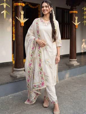 Women Floral Printed Regular Kurta with Trousers & With Dupatta 6