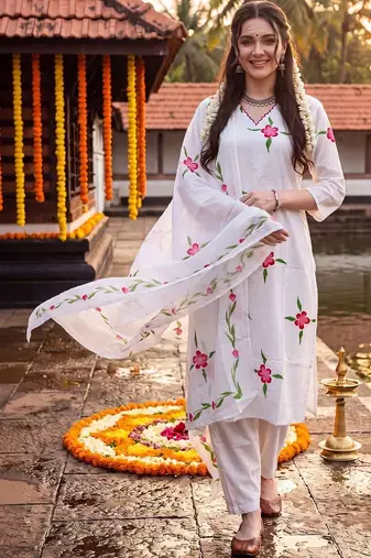 Women Floral Printed Regular Pure Cotton Kurta with Trousers & With Dupatta