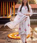 Women Floral Printed Regular Pure Cotton Kurta with Trousers & With Dupatta