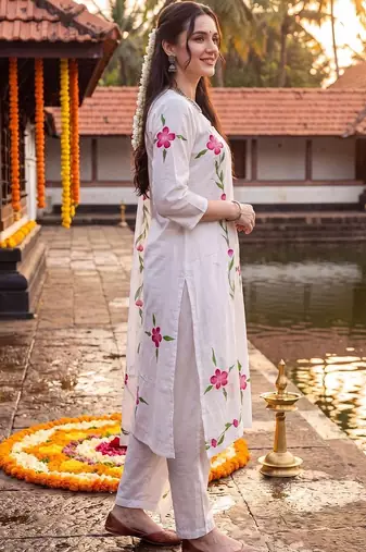 Women Floral Printed Regular Pure Cotton Kurta with Trousers & With Dupatta
