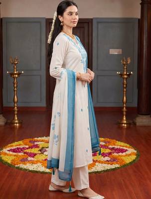 Women Floral Embroidered Regular Thread Work Kurta with Palazzos & With Dupatta 3