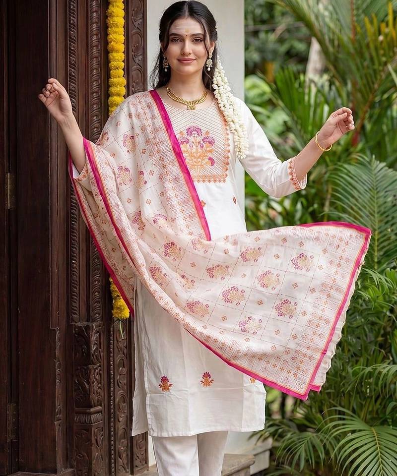 Women Floral Embroidered Regular Thread Work Pure Cotton Kurta with Trousers & With Dupatta