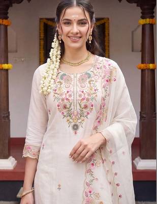 Women Floral Embroidered Regular Thread Work Kurta with Trousers & With Dupatta 1