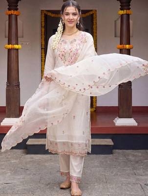 Women Floral Embroidered Regular Thread Work Kurta with Trousers & With Dupatta 2