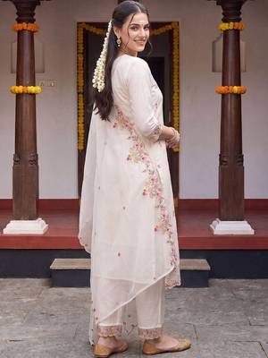 Women Floral Embroidered Regular Thread Work Kurta with Trousers & With Dupatta 3
