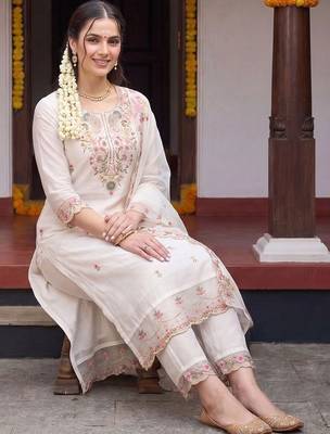 Women Floral Embroidered Regular Thread Work Kurta with Trousers & With Dupatta 4