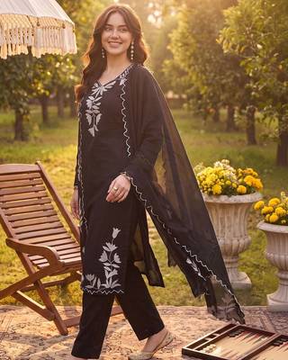 Women Floral Embroidered Regular Thread Work Kurta with Trousers & With Dupatta 1