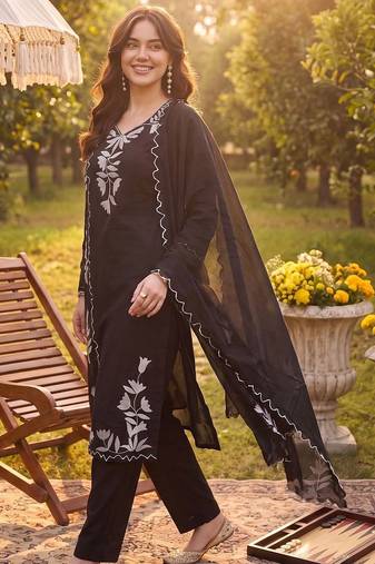 Women Floral Embroidered Regular Thread Work Kurta with Trousers & With Dupatta