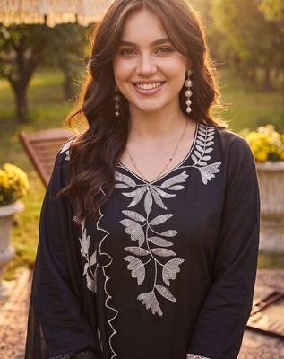 Women Floral Embroidered Regular Thread Work Kurta with Trousers & With Dupatta 2