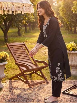 Women Floral Embroidered Regular Thread Work Kurta with Trousers & With Dupatta 3