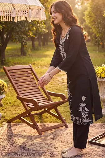 Women Floral Embroidered Regular Thread Work Kurta with Trousers & With Dupatta