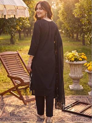 Women Floral Embroidered Regular Thread Work Kurta with Trousers & With Dupatta 4