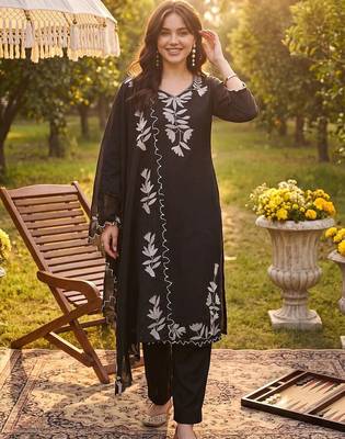 Women Floral Embroidered Regular Thread Work Kurta with Trousers & With Dupatta 6