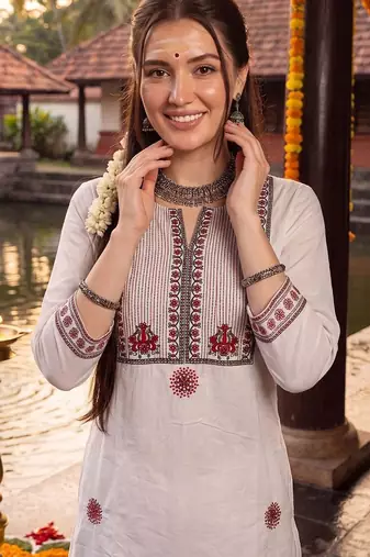 Women Ethnic Motifs Embroidered Regular Thread Work Pure Cotton Kurta with Trousers & With Dupatta