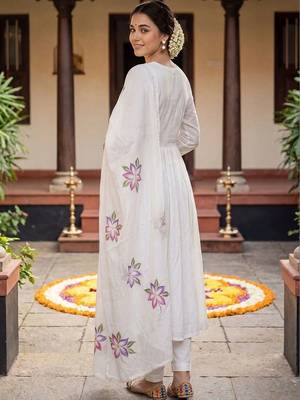 Women Floral Printed Empire Pure Cotton Kurta with Trousers & With Dupatta 3