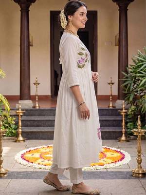 Women Floral Printed Empire Pure Cotton Kurta with Trousers & With Dupatta 6