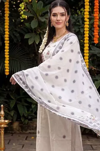 Women Floral Printed Regular Pure Cotton Kurta with Trousers & With Dupatta