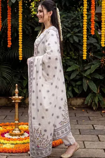 Women Floral Printed Regular Pure Cotton Kurta with Trousers & With Dupatta