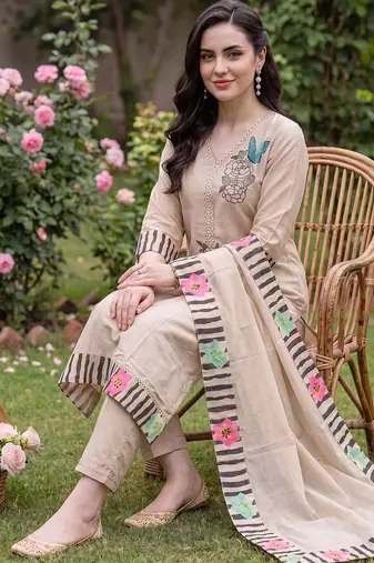 Women Floral Embroidered Regular Thread Work Kurta with Trousers & With Dupatta