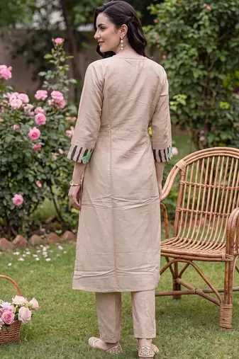 Women Floral Embroidered Regular Thread Work Kurta with Trousers & With Dupatta