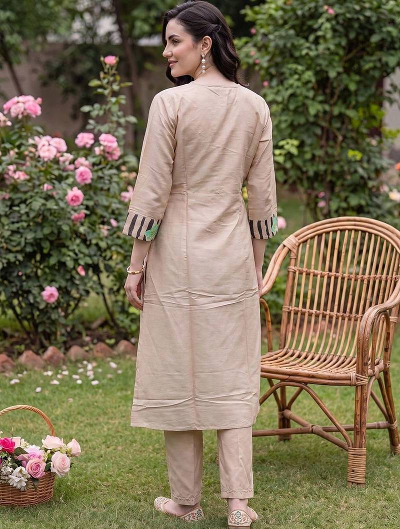 Women Floral Embroidered Regular Thread Work Kurta with Trousers & With Dupatta