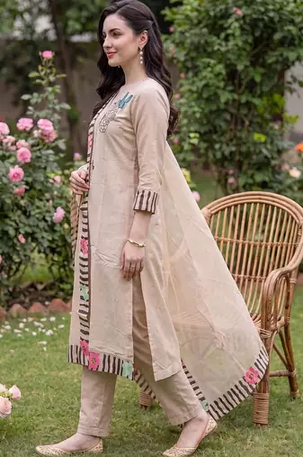 Women Floral Embroidered Regular Thread Work Kurta with Trousers & With Dupatta