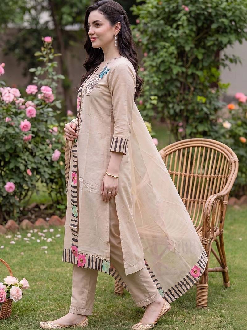 Women Floral Embroidered Regular Thread Work Kurta with Trousers & With Dupatta