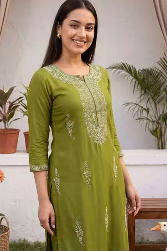 Women Ethnic Motifs Embroidered Regular Thread Work Kurta with Trousers