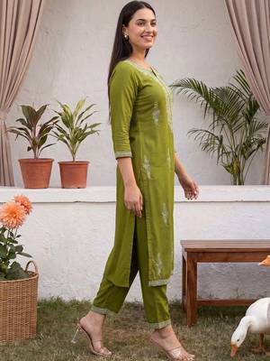 Women Ethnic Motifs Embroidered Regular Thread Work Kurta with Trousers 3