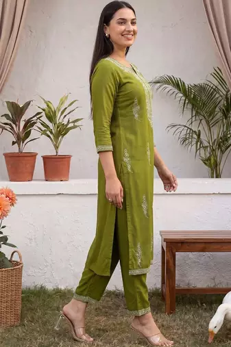 Women Ethnic Motifs Embroidered Regular Thread Work Kurta with Trousers