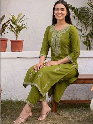 Women Ethnic Motifs Embroidered Regular Thread Work Kurta with Trousers 5