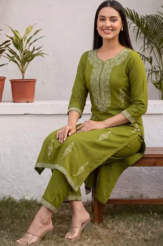Women Ethnic Motifs Embroidered Regular Thread Work Kurta with Trousers