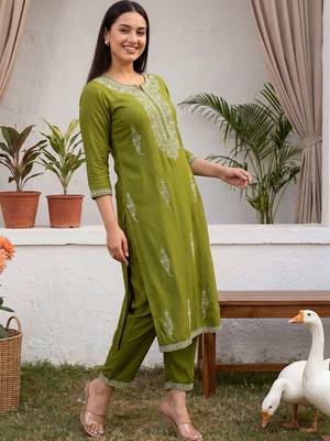 Women Ethnic Motifs Embroidered Regular Thread Work Kurta with Trousers 6