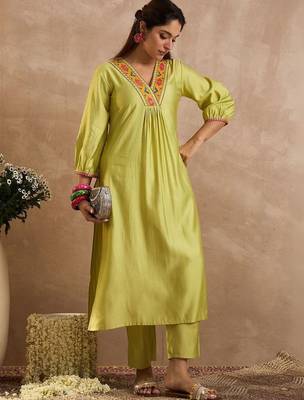Women Ethnic Motifs Embroidered Regular Thread Work Liva Kurta with Trousers 1