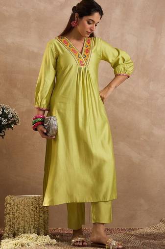 Women Ethnic Motifs Embroidered Regular Thread Work Liva Kurta with Trousers
