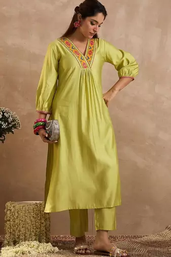 Women Ethnic Motifs Embroidered Regular Thread Work Liva Kurta with Trousers