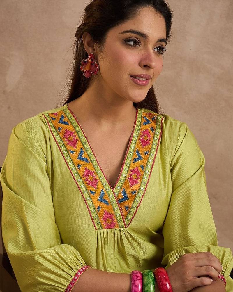 Women Ethnic Motifs Embroidered Regular Thread Work Liva Kurta with Trousers