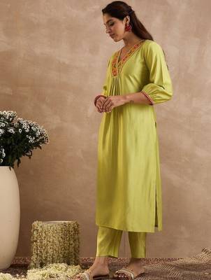 Women Ethnic Motifs Embroidered Regular Thread Work Liva Kurta with Trousers 3
