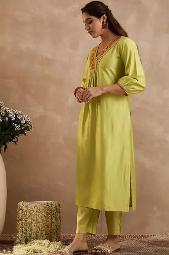 Women Ethnic Motifs Embroidered Regular Thread Work Liva Kurta with Trousers