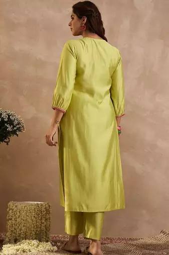Women Ethnic Motifs Embroidered Regular Thread Work Liva Kurta with Trousers
