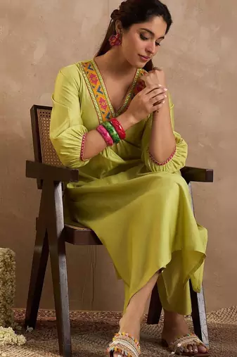 Women Ethnic Motifs Embroidered Regular Thread Work Liva Kurta with Trousers