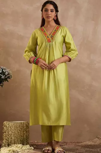 Women Ethnic Motifs Embroidered Regular Thread Work Liva Kurta with Trousers